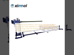 Boormachine die in het midden van schuim boort om de sponsstaaf in te brengen voor de schilmachine. De cilinderschuim wordt door de schilmachine in dunne, oneindig lange rollen gesneden als voormachine voor het schilproces.