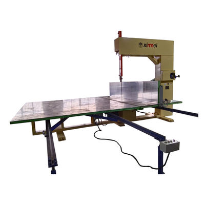 Maschine voor het snijden van matrassen met schuim 4 wielen Industriële verticale mes snijmachine die verschillende materialen kan snijden