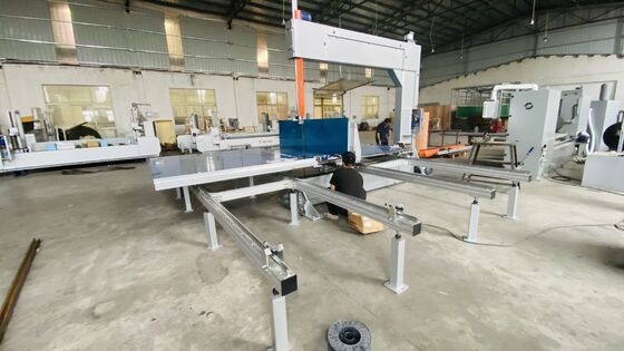 Verticale snijmachine voor veel materialen van schuim met een snijhoogte van 1250 mm en een motor van 2,38 kW voor PU-schuim en EPE-parel katoen